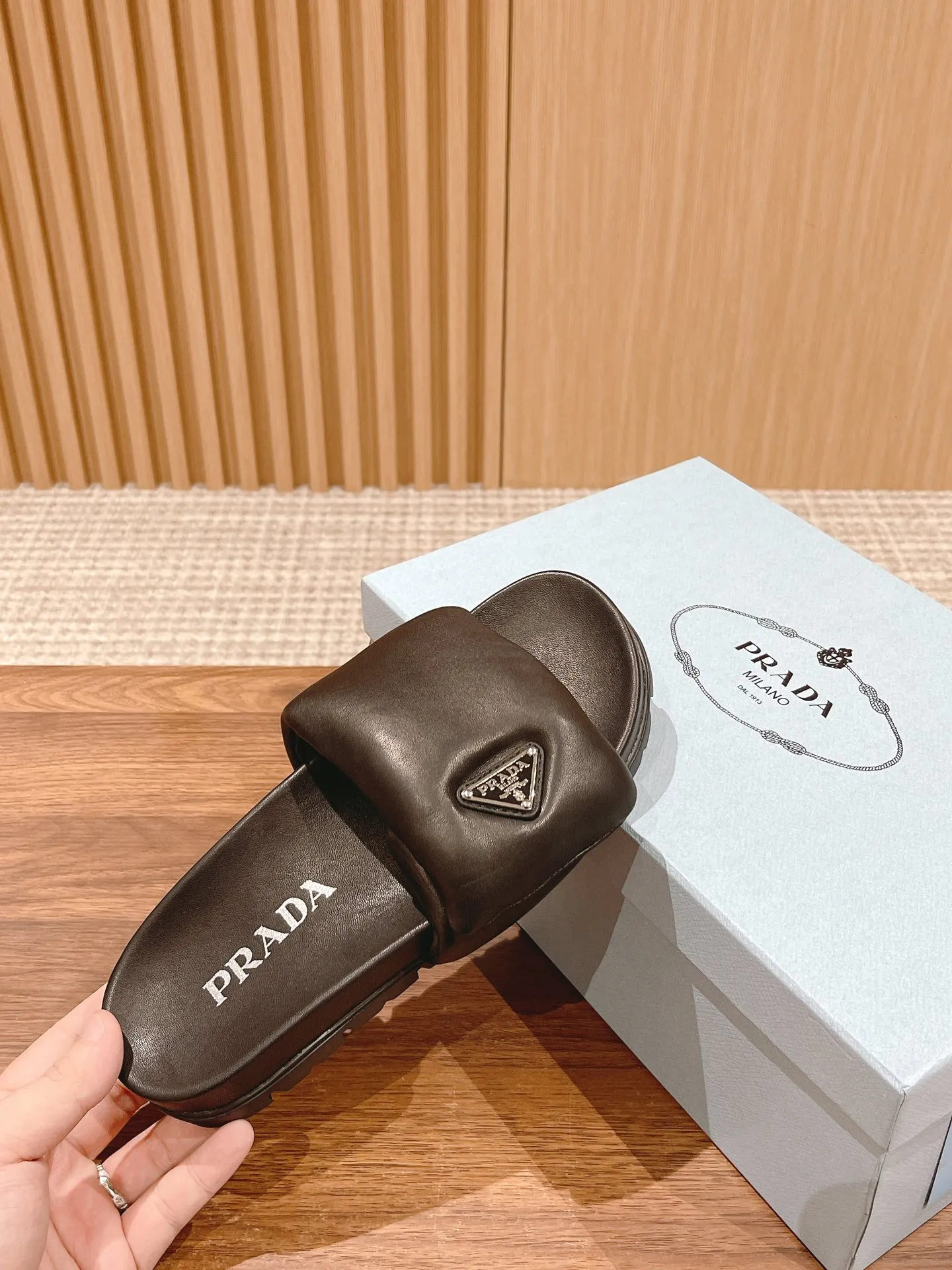 💕💕Factory direct selling price p440💕💕 💕💕Factory direct selling price pRADA Prada 2023 new bread slippers, super soft and comfortable item. Both the upper and the lining are made of sheepskin, and the entire water table is wrapped in sheepskin🐏It seems simple, but relatively expensive❕The three layers of sponge inside are exclusively customized and the sole rubber foam Not ordinary 💕💕Factory direct selling price pU foam bottom strictly follows the essence of the original version! Size：35-41M